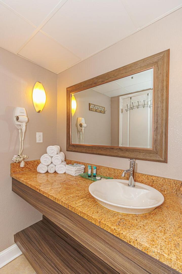 Oceanfront 1 Bedroom Suite With Beautiful Decor And Accents Caravelle Resort 1039 Sleeps 6 Guests Myrtle Beach Buitenkant foto